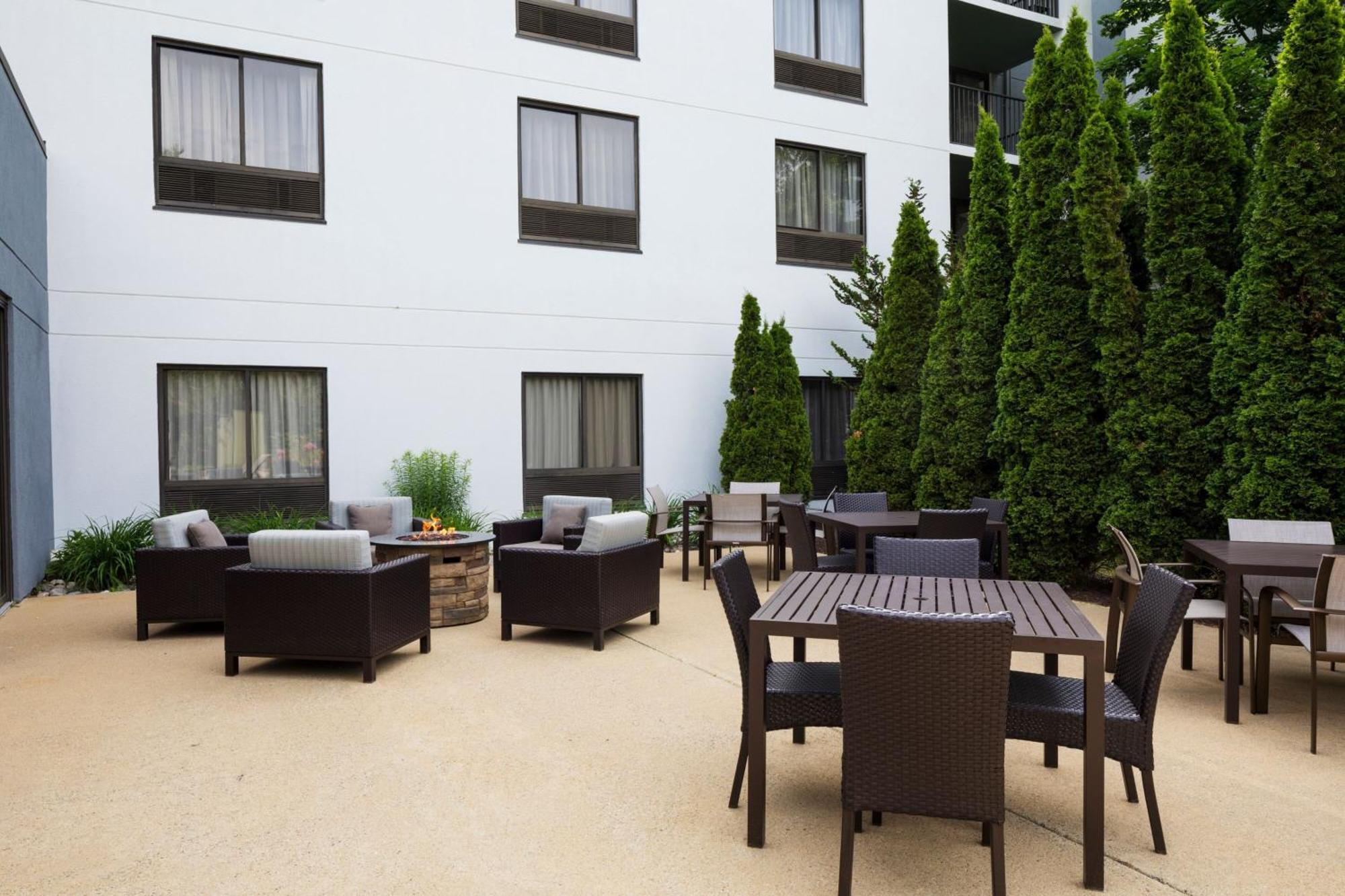 Courtyard By Marriott Portsmouth Hotel Bagian luar foto