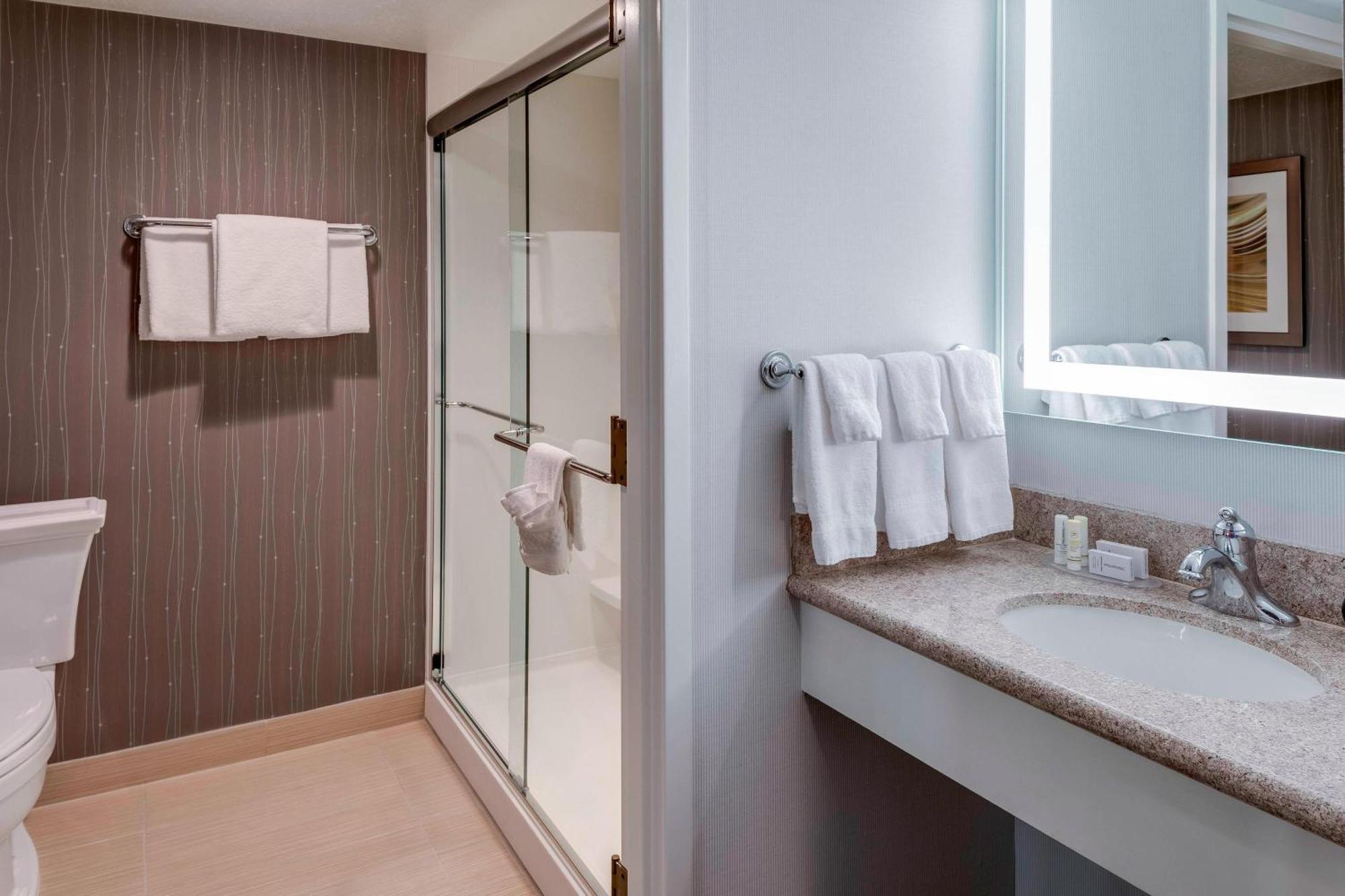 Courtyard By Marriott Portsmouth Hotel Bagian luar foto