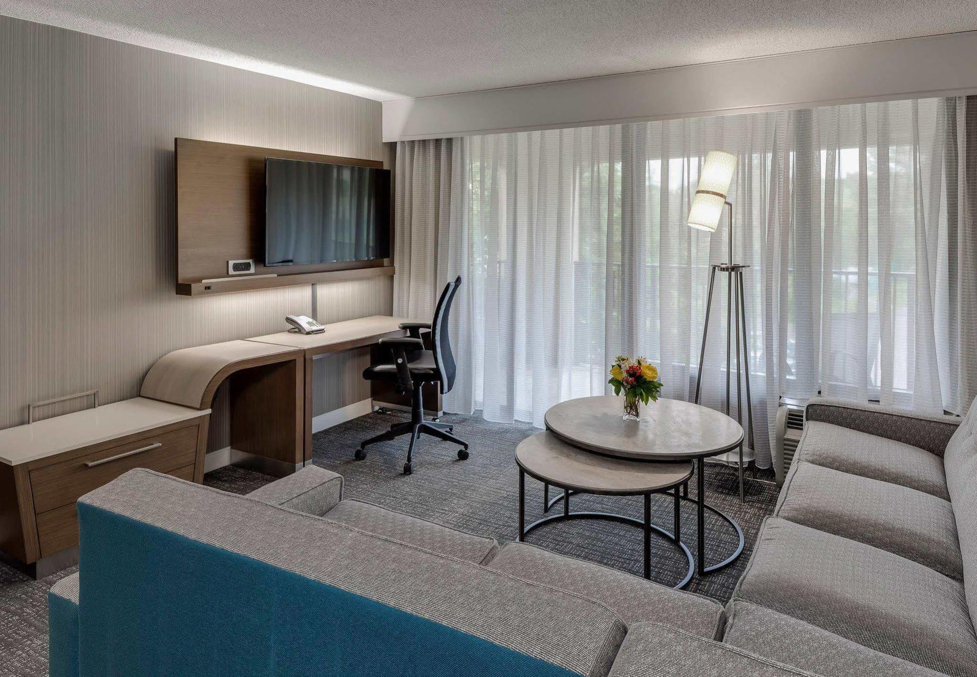 Courtyard By Marriott Portsmouth Hotel Bagian luar foto