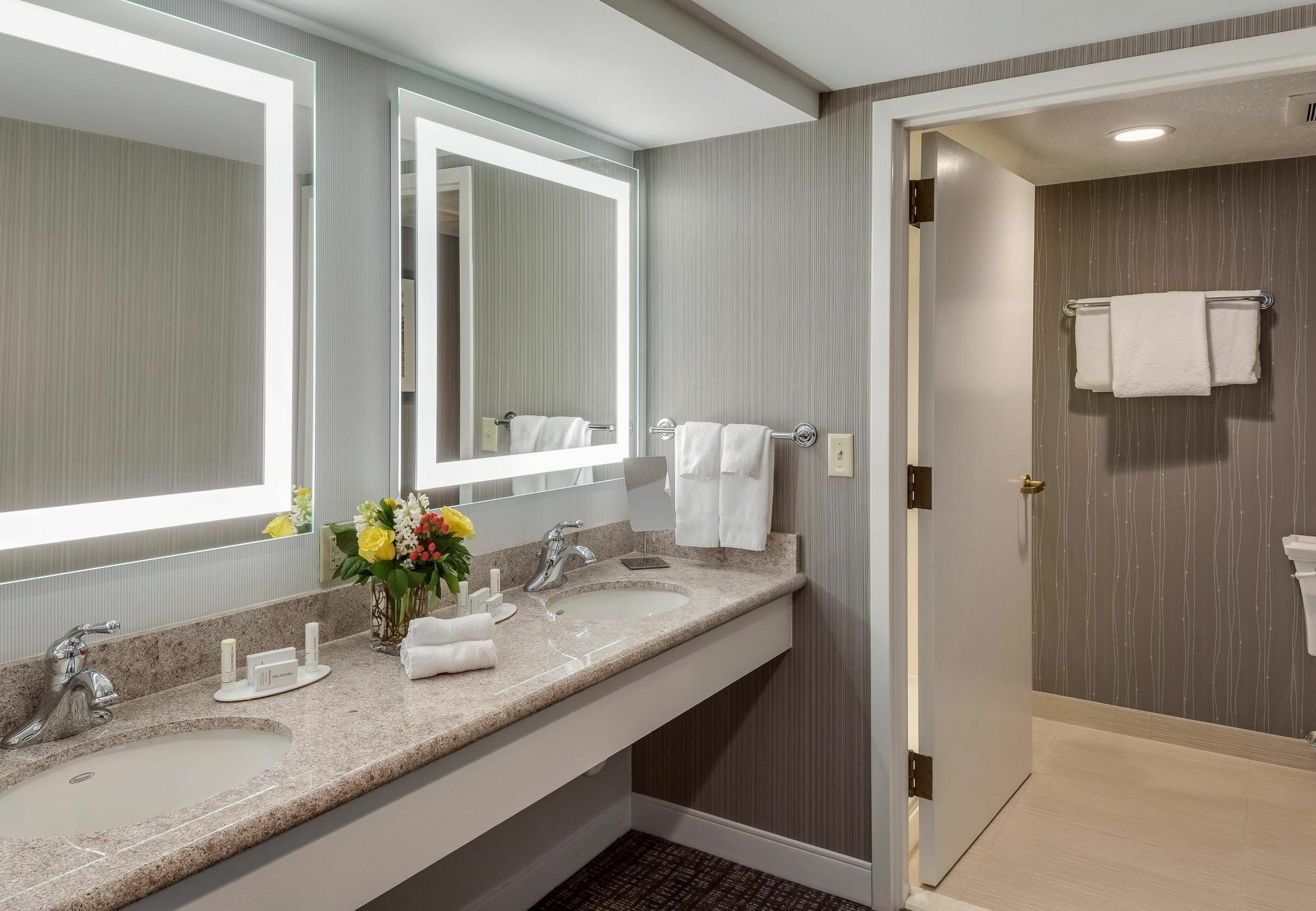 Courtyard By Marriott Portsmouth Hotel Bagian luar foto